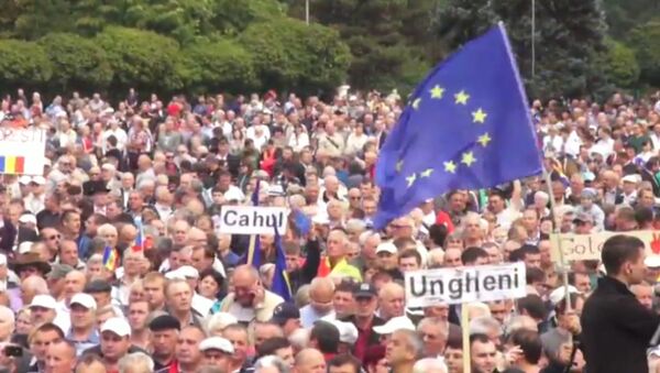 Участники антиправительственного митинга в Кишиневе размахивали флагами ЕС