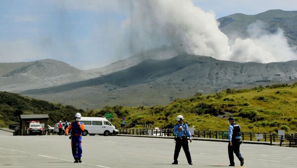 Извержение вулкана Асо на юге Японии, 14 сентября 2015