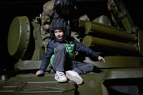 Мальчик на военной технике на фестивале Армия России в Москве