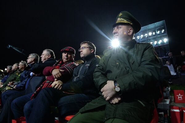Зрители на праздничном концерте на Фрунзенской набережной в рамках фестиваля Армия России в Москве