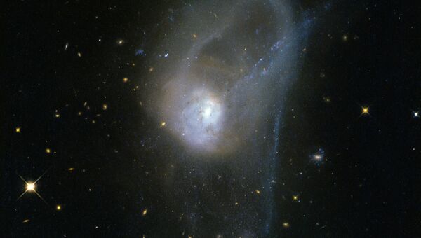 Снимок Хаббла со сталкивающимися галактиками NGC 3921