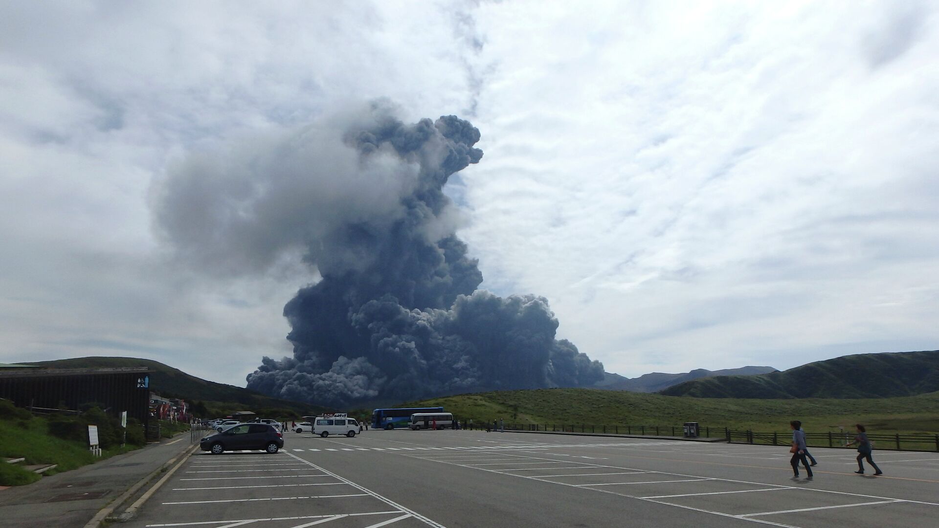 В Японии произошло извержение вулкана Асо, он выбросил столб пепла и дыма на 3,5 километра