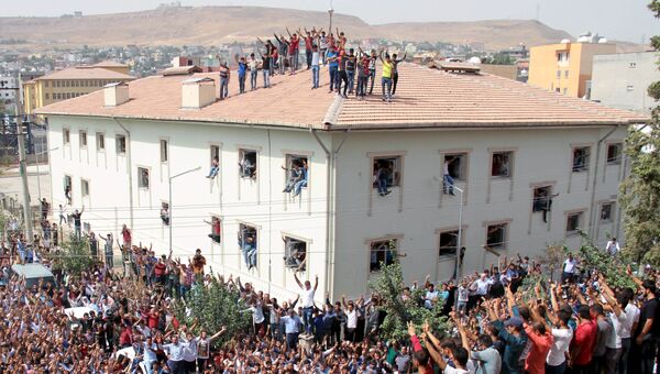 Местные жители во время демонстрации в городе Джизре, Турция. 12 сентября 2015
