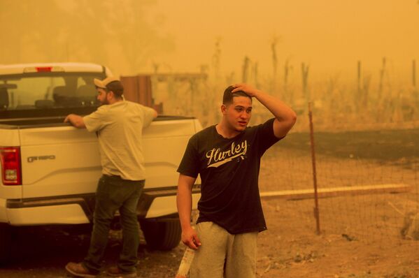 Местные жители осматривают сгоревшие дома в Миддлтауне, Калифорния, США