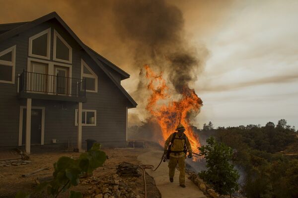 Пожарные во время тушения лесных пожаров в окрестностях Сан-Андреас, Калифорния, США