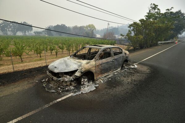 Сгоревший автомобиль на шоссе в Миддлтауне, Калифорния, США