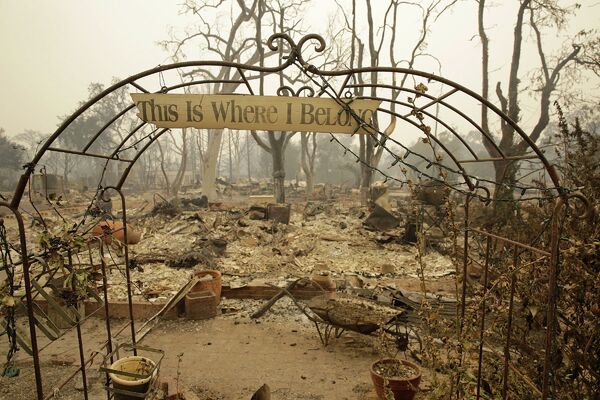 На месте частного жилого дома, сгоревшего в результате пожаров в Миддлтауне, Калифорния, США