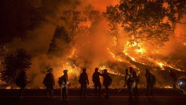 Лесной пожар в Лоуэр Лейк, Калифорния, США