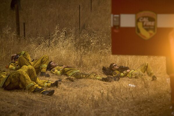 Пожарные отдыхают. Миддлтаун, Калифорния, США