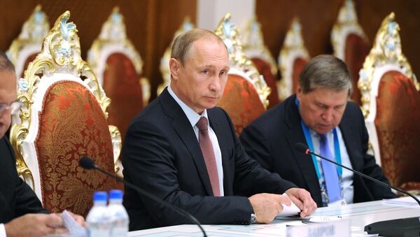Президент России Владимир Путин (в центре) во время встречи с президентом Республики Таджикистан Эмомали Рахмоном. Архивное фото