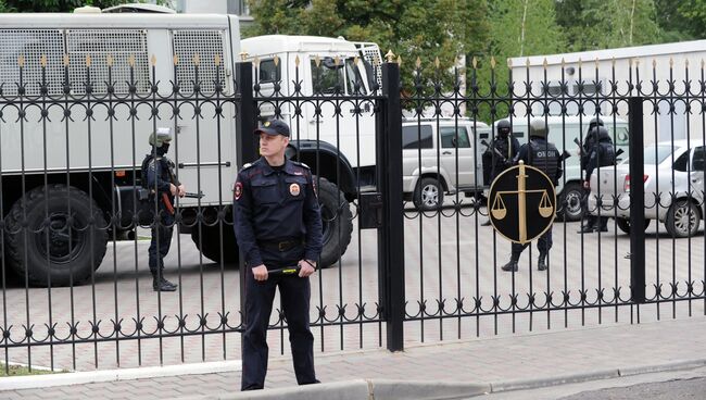 Полицейские рядом со зданием Донецкого суда в Ростовской области. Архивное фото