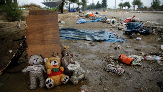 Мусор, оставленный мигрантами на границе между Грецией и Македонией Мусор, оставленный мигрантами на границе между Грецией и Македонией