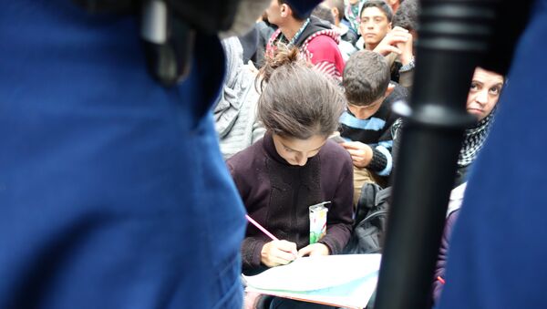 Девочка рисует перед строем полицейских