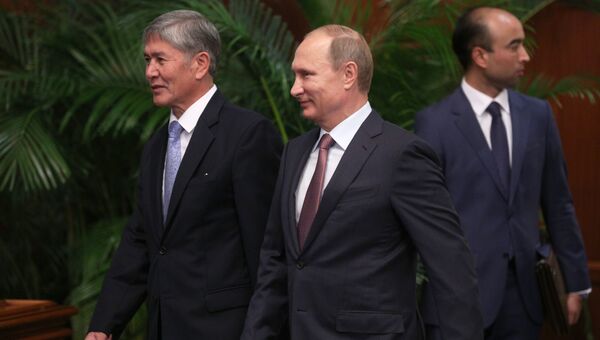 Президент России Владимир Путин (в центре) и президент Киргизии Алмазбек Атамбаев. Саммит ОДКБ