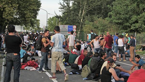Беженцы на сербской границе ждут возможности перейти на венгерскую сторону на КПП Хоргош-Реске