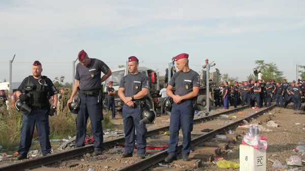 Венгерские полицейские перекрыли проход через границу