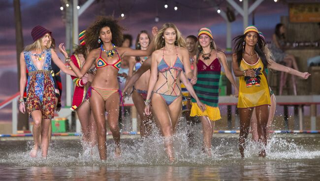 Модели во время показа коллекции Tommy Hilfiger на Неделе моды в Нью-Йорке