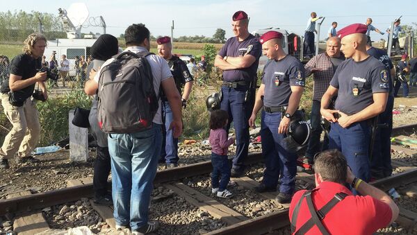 Венгерские полицейские и беженцы. Сентябрь 2015