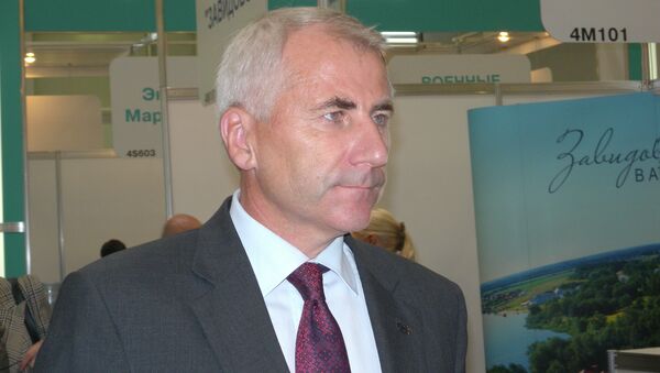 Глава представительства ЕС в РФ, посол Вигаудас Ушацкас на выставке Отдых 2015 проверяет систему визовой дактилоскопии