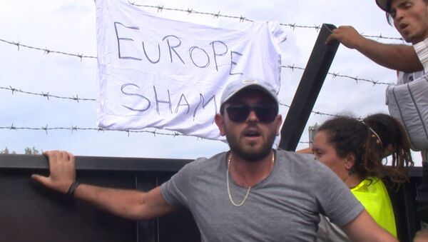 Беженцы скандировали Позор Европе! и требовали открыть им путь в Венгрию