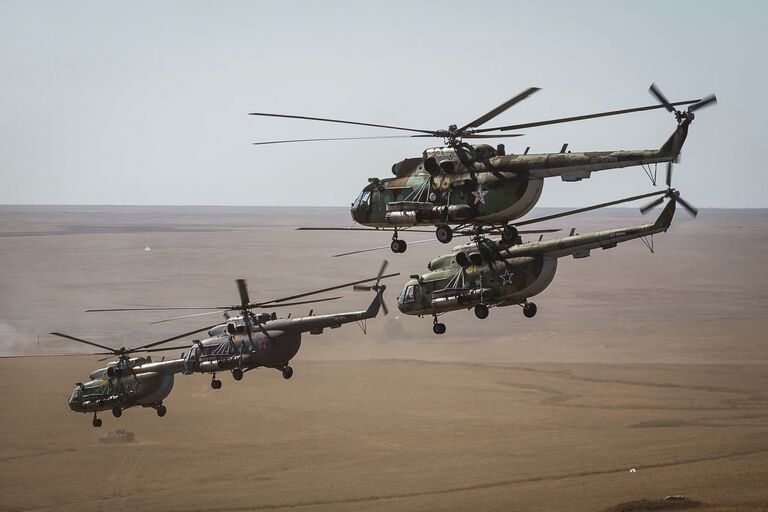 Военно-транспортный вертолет МИ-8 в ходе летно-тактических учений Центр-2015 в Астраханской области