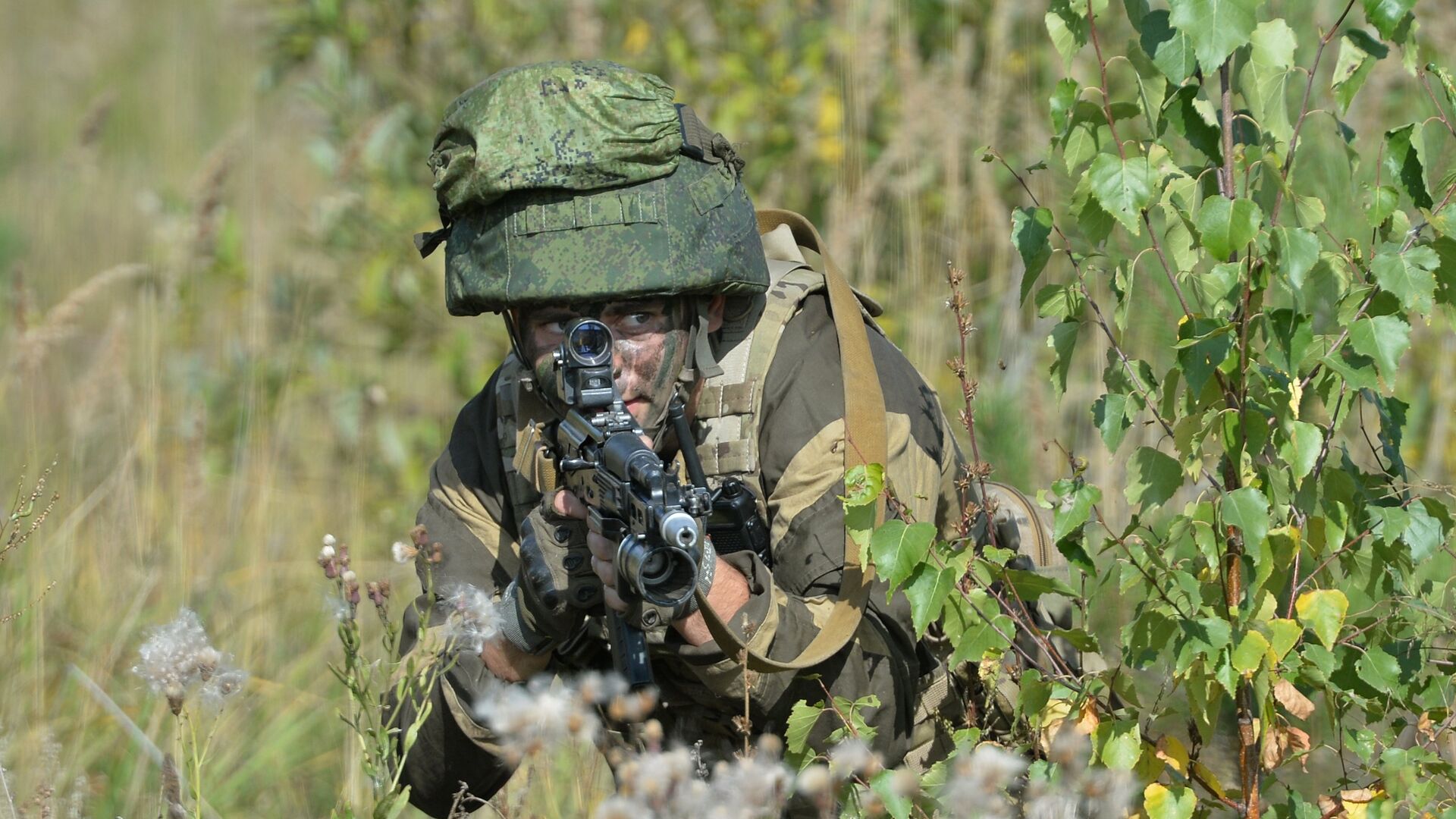 Военнослужащий на стратегических командных учениях Центрального военного округа Центр-2015 на Чебаркульском военном полигоне в Челябинской области - РИА Новости, 1920, 13.04.2021