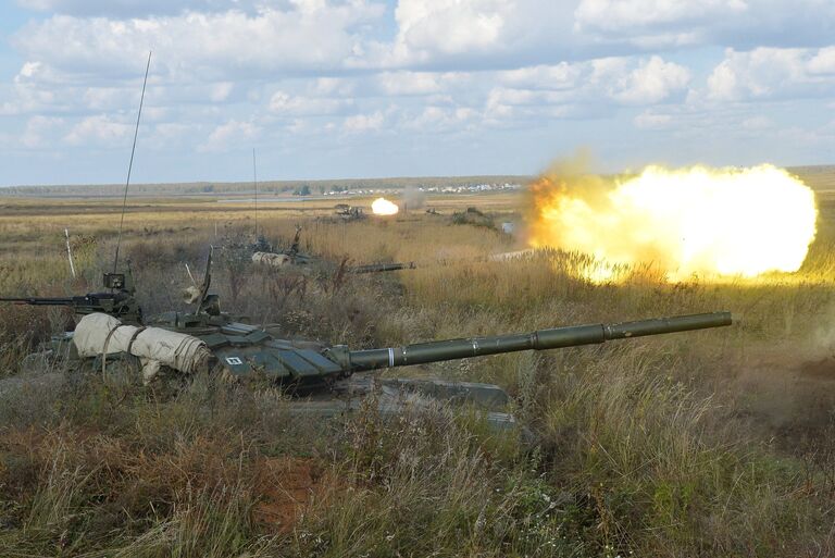 Танки Т-72 на огневом рубеже во время стратегических командных учений Центрального военного округа Центр-2015 в Челябинской области