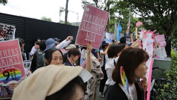 Дайте миру шанс и Матери против войны: антимилитаристский митинг в Токио