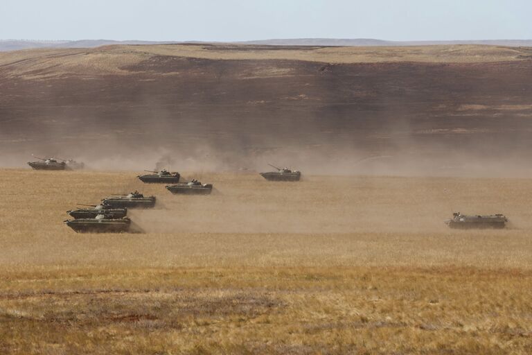 Военная техника во время стратегических командно-штабных учений Центр-2015 в Астраханской области