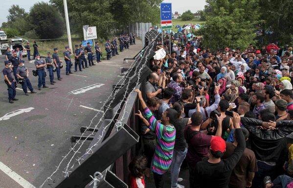 Мигранты на границе Венгрии и Сербии. 16 сентября 2015