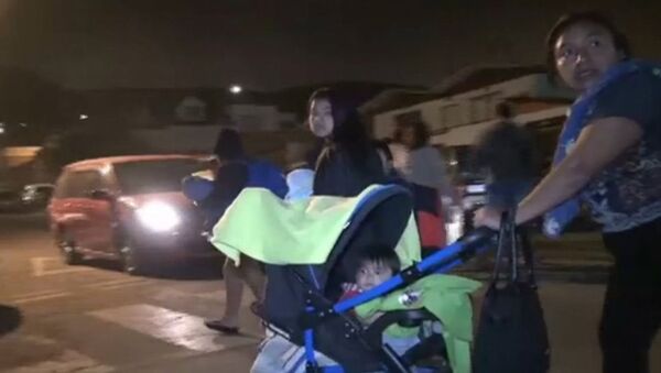 Люди с детьми и животными вышли из домов на улицы после землетрясения в Чили