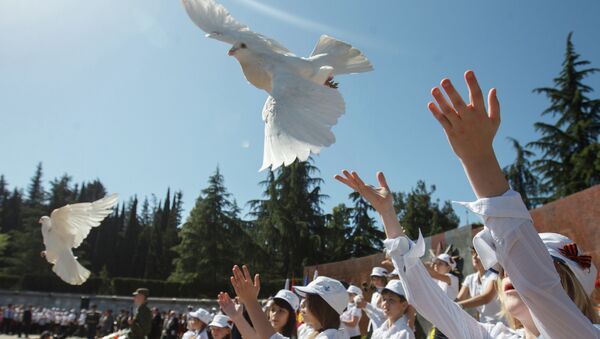 Школьники выпускают белых голубей. Архив