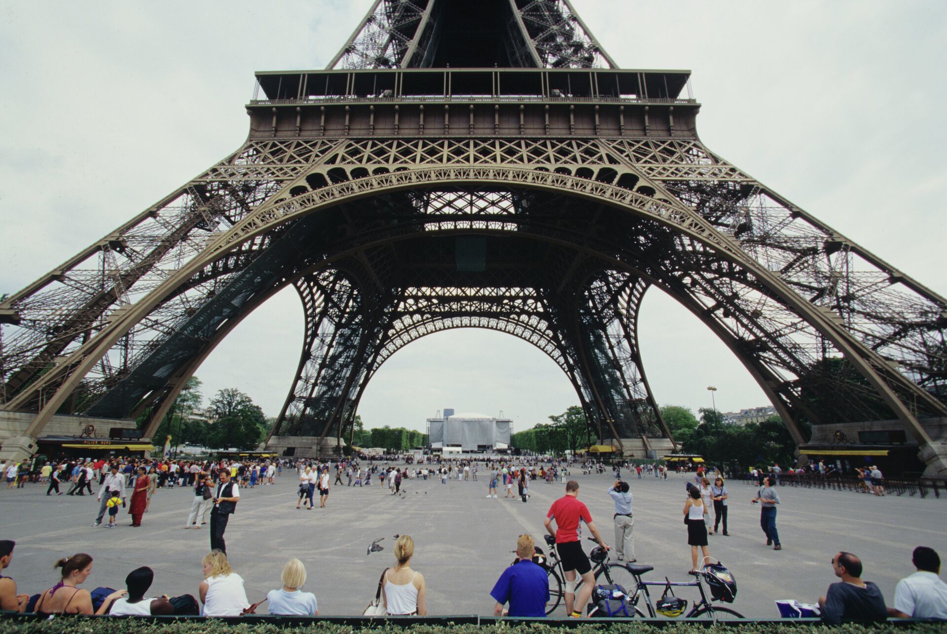 Фрагмент Эйфелевой башни в Париже - РИА Новости, 1920, 08.10.2025