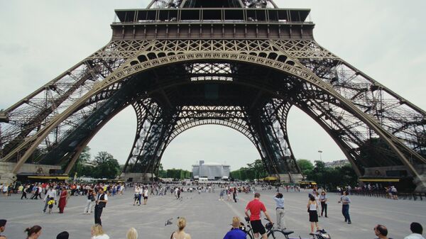Фрагмент Эйфелевой башни в Париже. Архивное фото