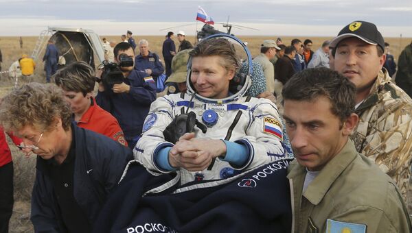 Российский космонавт Геннадий Падалка после приземления недалеко от города Джезказган в Казахстане