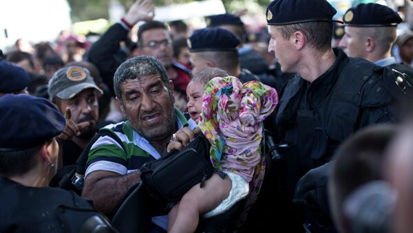 Беженцы пытаются пересечь полицейский кордон в Хорватии. Архивное фото