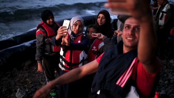 Серийские беженцы делают селфи после прибытия на греческий остров Лесбос