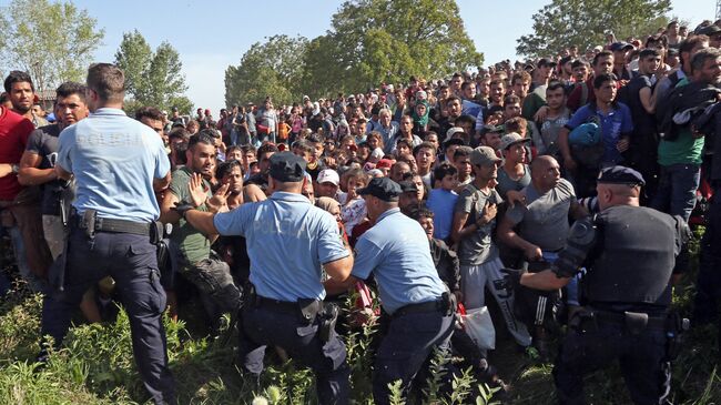 Беженцы пытаются пересечь полицейский кардон в Хорватии