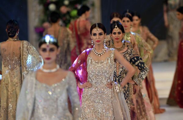 Модель на показе во время шоу свадебной моды в Пакистане. Сентябрь 2015