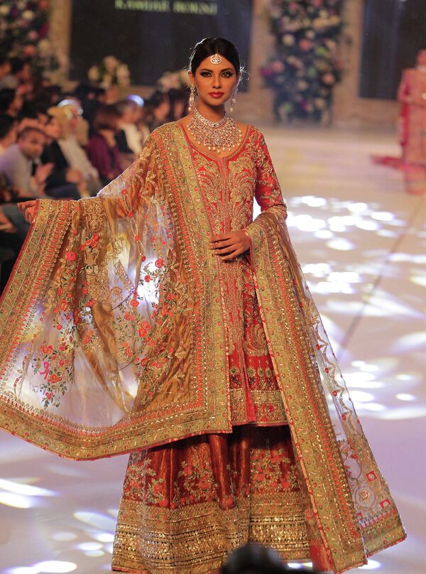 Модель на показе во время шоу свадебной моды в Пакистане. Сентябрь 2015