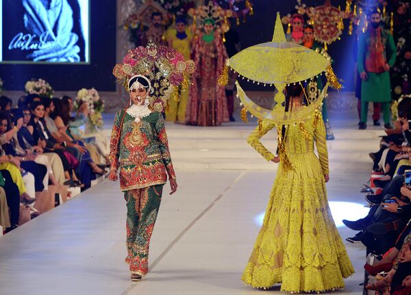 Модели на показе во время шоу свадебной моды в Пакистане. Сентябрь 2015