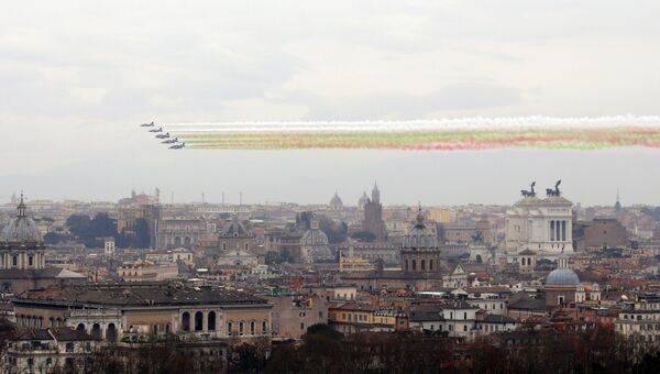 Самолеты пилотажной группы ВВС Италии Frecce Tricolori над Римом во время празднования годовщины объединения Италии