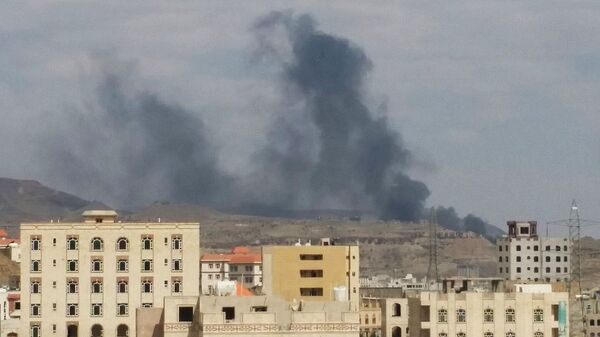 Дым над столицей Йемена Саной