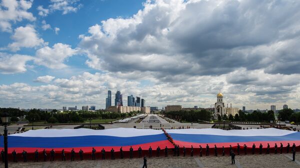 Сотрудники МЧС РФ на торжественной церемонии развертывания самого большого Флага Росси