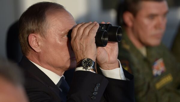 Президент России, Верховный главнокомандующий РФ Владимир Путин наблюдает за ходом учений Центр-2015