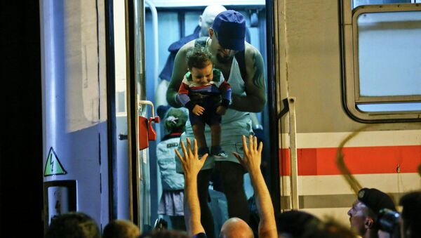 Мигрант с ребенком в поезде на железнодорожной станции в Хорватии