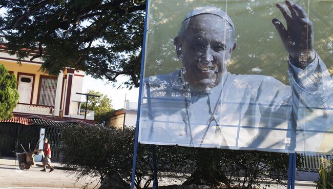 Плакат с изображением папы римского на улице Гаваны, Куба