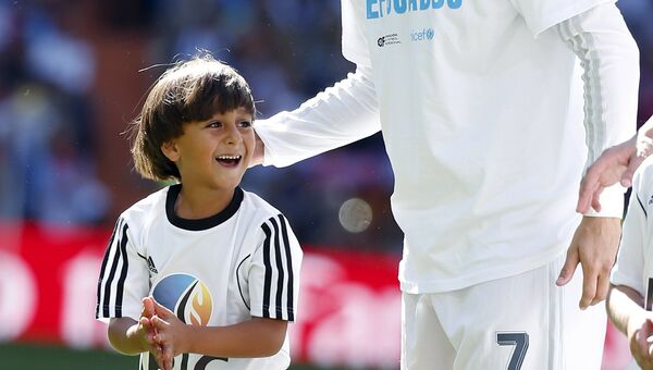Сын Осамы Абдул Мохсена с игроком  Реала Криштиану Роналду.