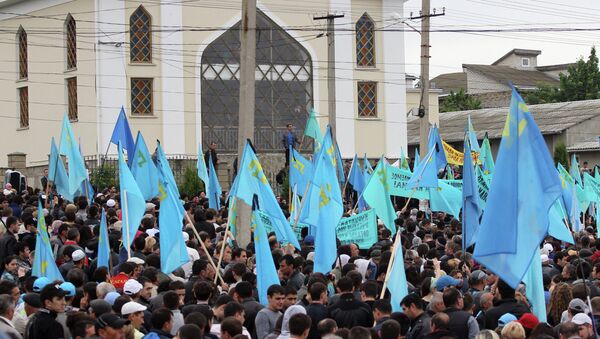 Крымские татары с флагами. Архивное фото
