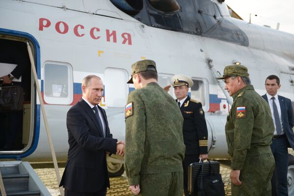 Президент России Владимир Путин (слева) во время посещения полигона Донгузский в Оренбургской области